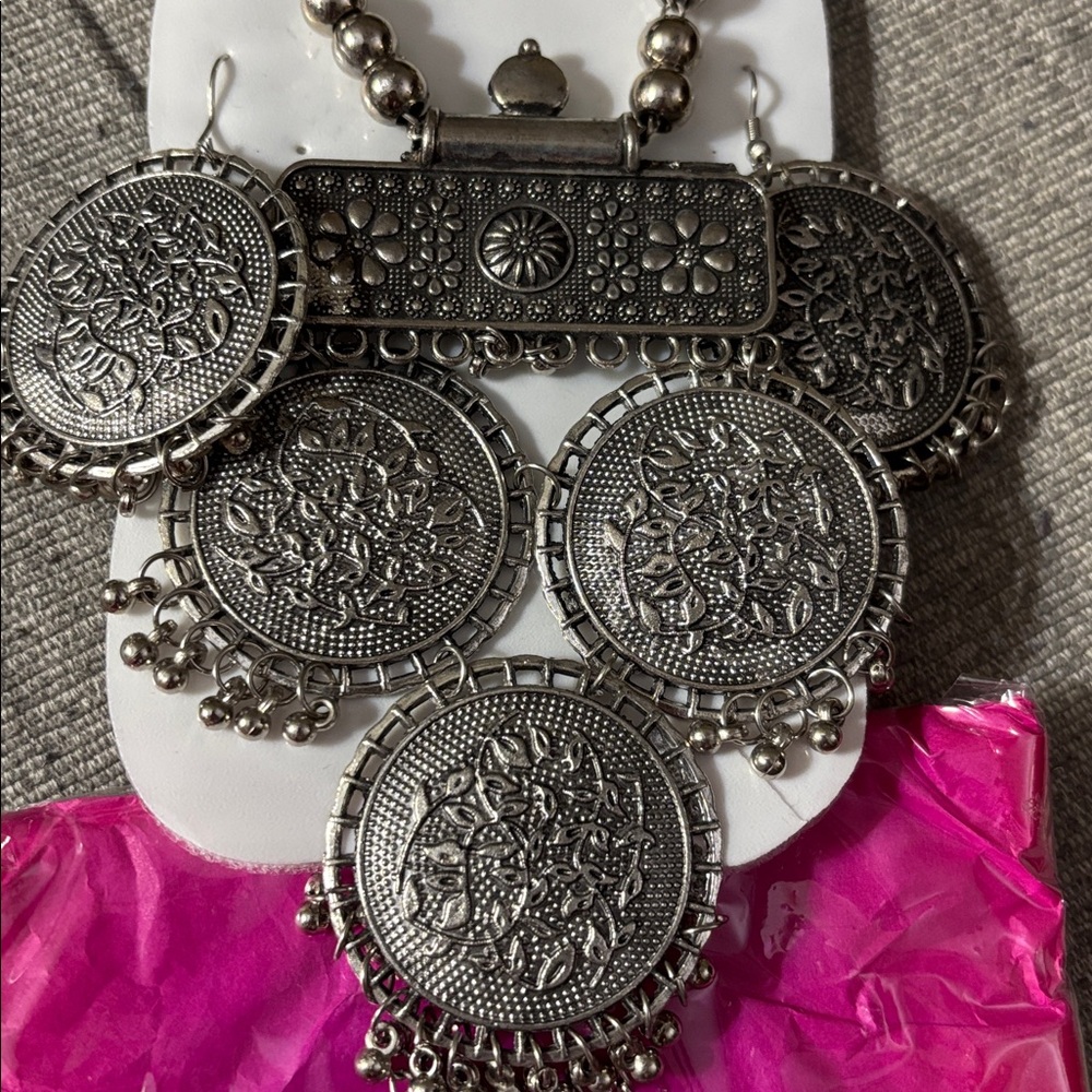 Necklace and earring set - Picture 2 of 3